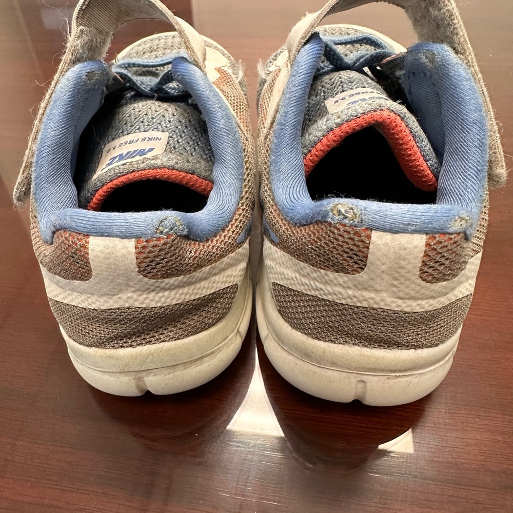 🌿10/$10🌿Nike Kids' Multicolor Sneakers with Blue Swoosh - Picture 4 of 6